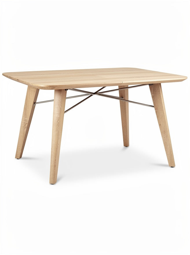 Eettafel van massief hout met moderne design en metalen kruisverbinding.